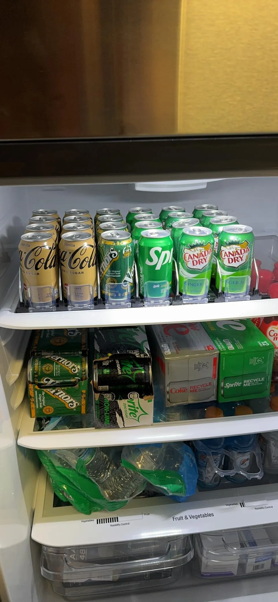 Pictures are misleading, only holds 4 cans per row